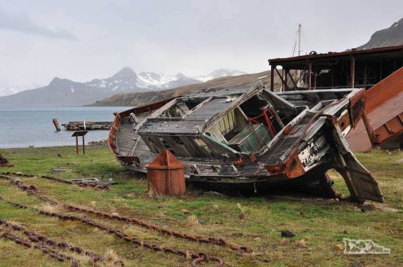 Um antigo barco da estação baleeira de Grytviken, na Geórgia do Sul